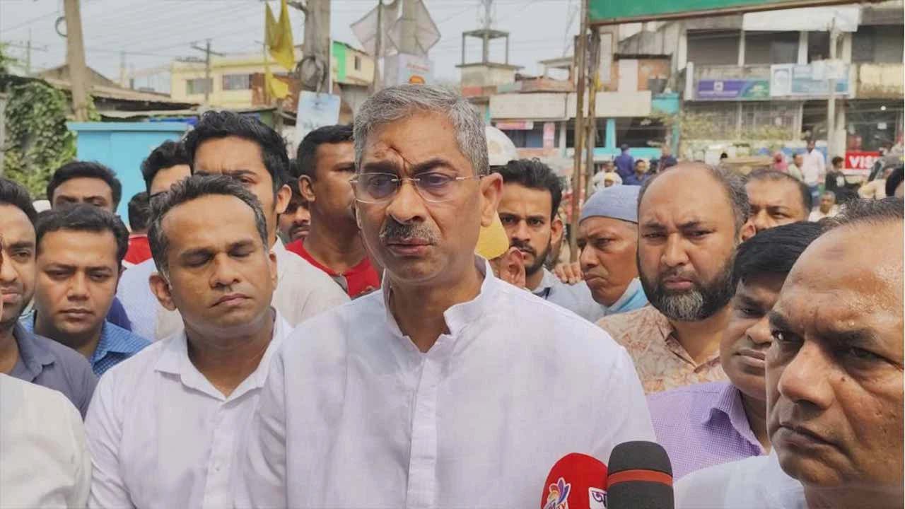 খাল পরিদর্শনে শহীদউদ্দীন চৌধুরী এ্যানি।