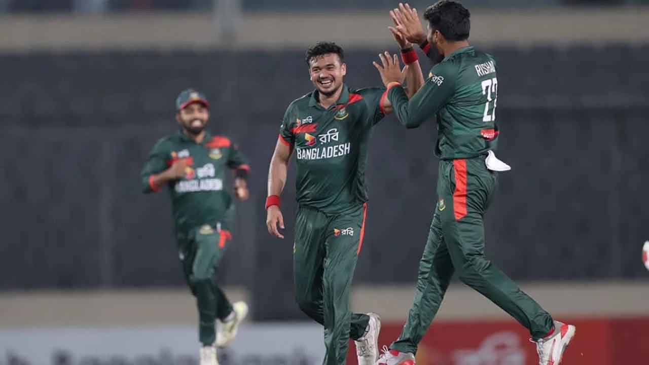 ২৯১ রানের লক্ষ্য তাড়া করতে নেমে শুরুতেই পাকিস্তানের ধস