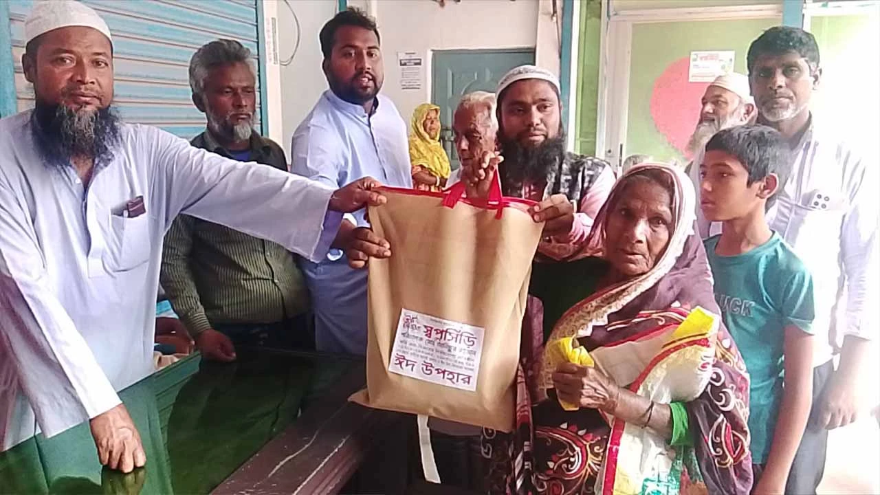 বীরগঞ্জে স্বপ্নসিঁড়ির উদ্যোগে সাড়ে তিনশত পরিবারের মাঝে ঈদ সামগ্রী বিতরণ